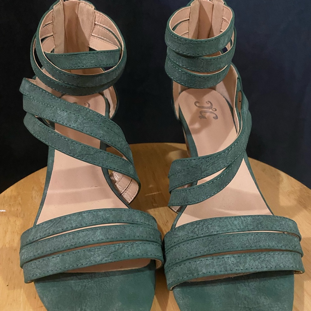 GREEN STRAPPY SANDALS